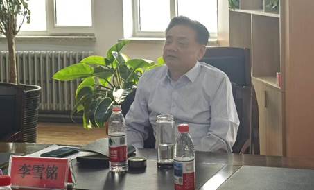 说明: 图片包含 窗户, 人, 桌子, 室内AI 生成的内容可能不正确。